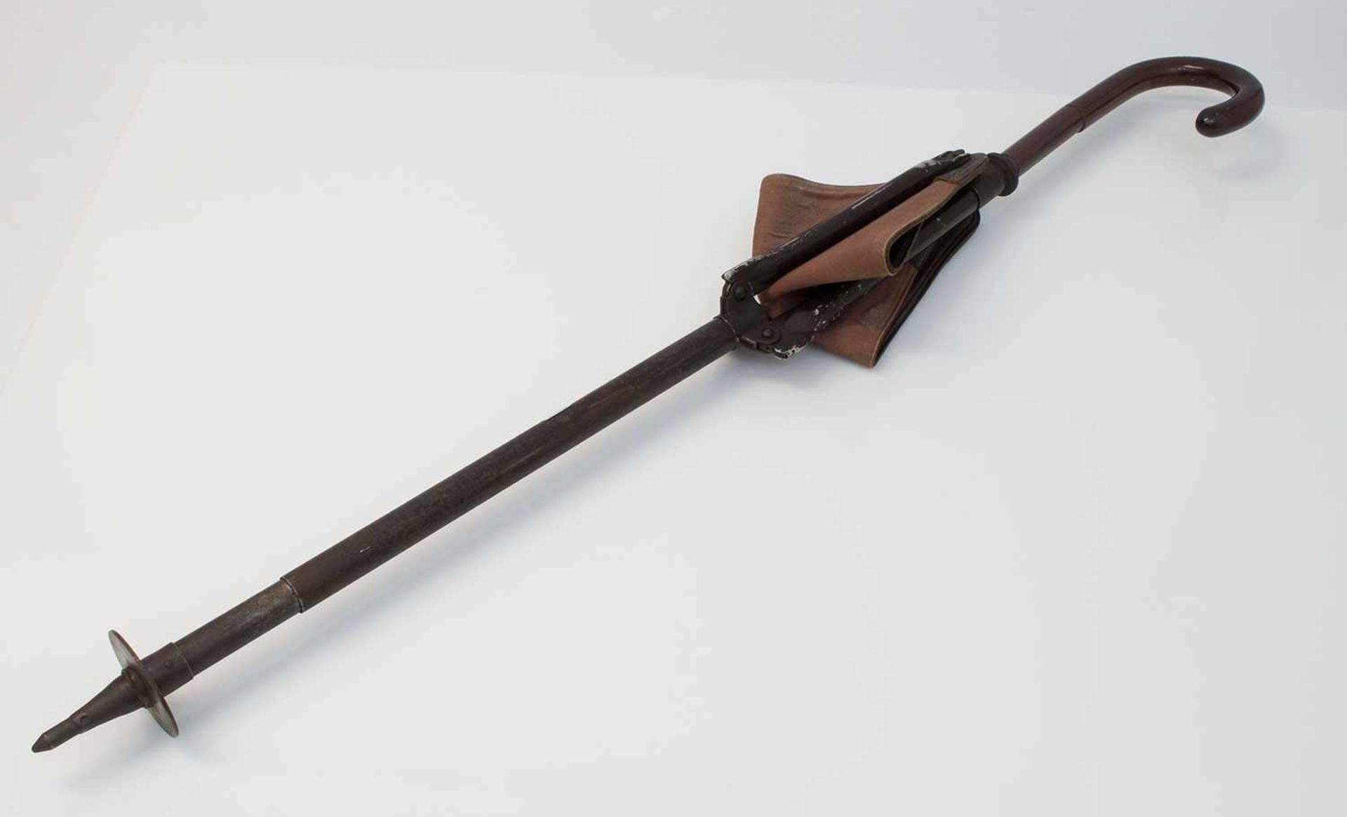 Jagdsitzstock um 1920, gemarkt Höversitz, Metall/ Leder, L. 97 cm