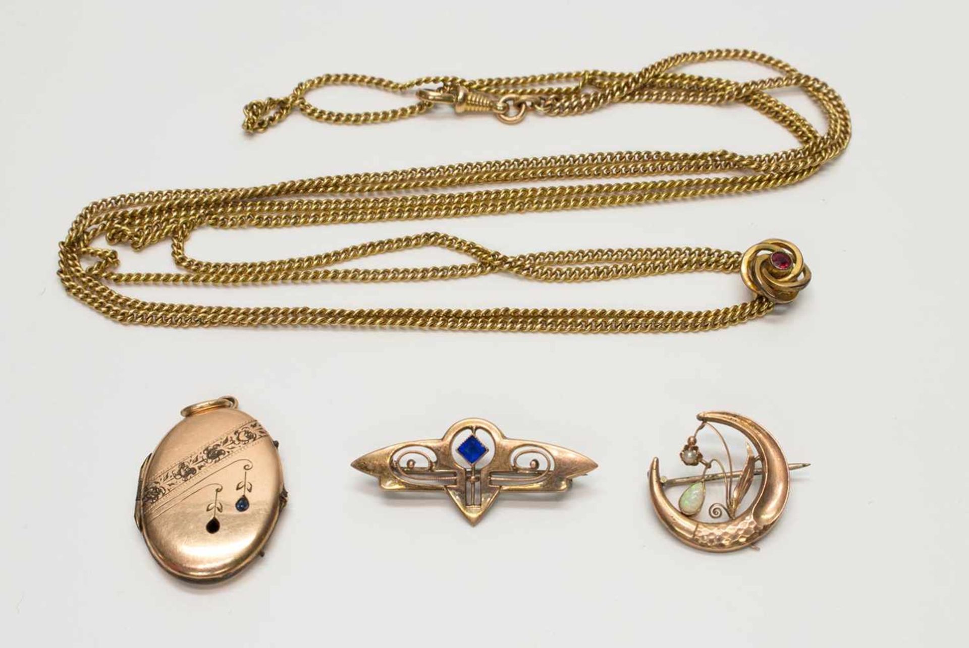 Konvolut Schmuck um 1900, vergoldet, 2 Broschen, 1 Medaillon, Uhrenkette mit Kettenschiebe, im