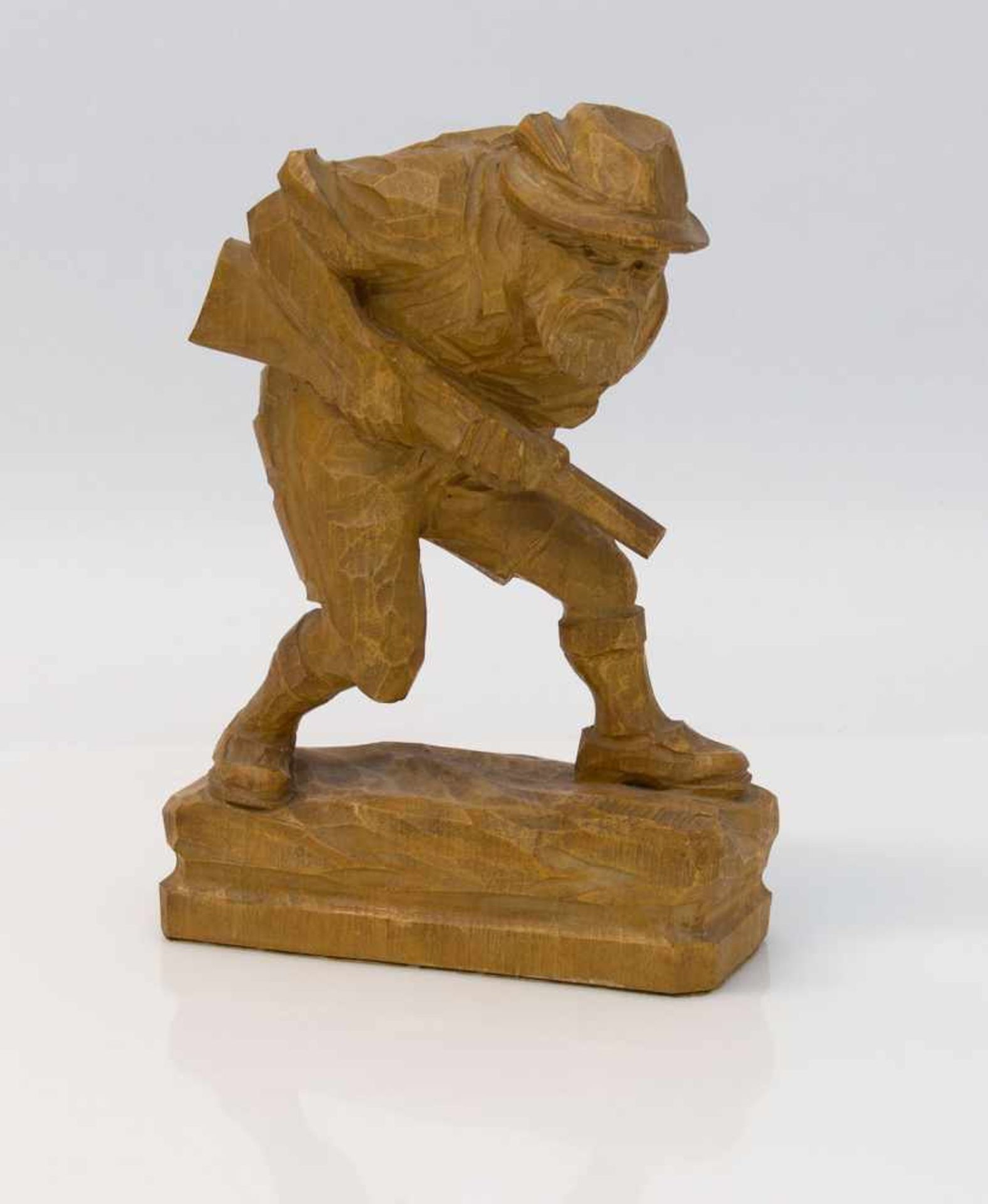 Wilddieb geschnitzte Holzfigur eines Wilddiebes auf der Pirsch, H. 19 cm