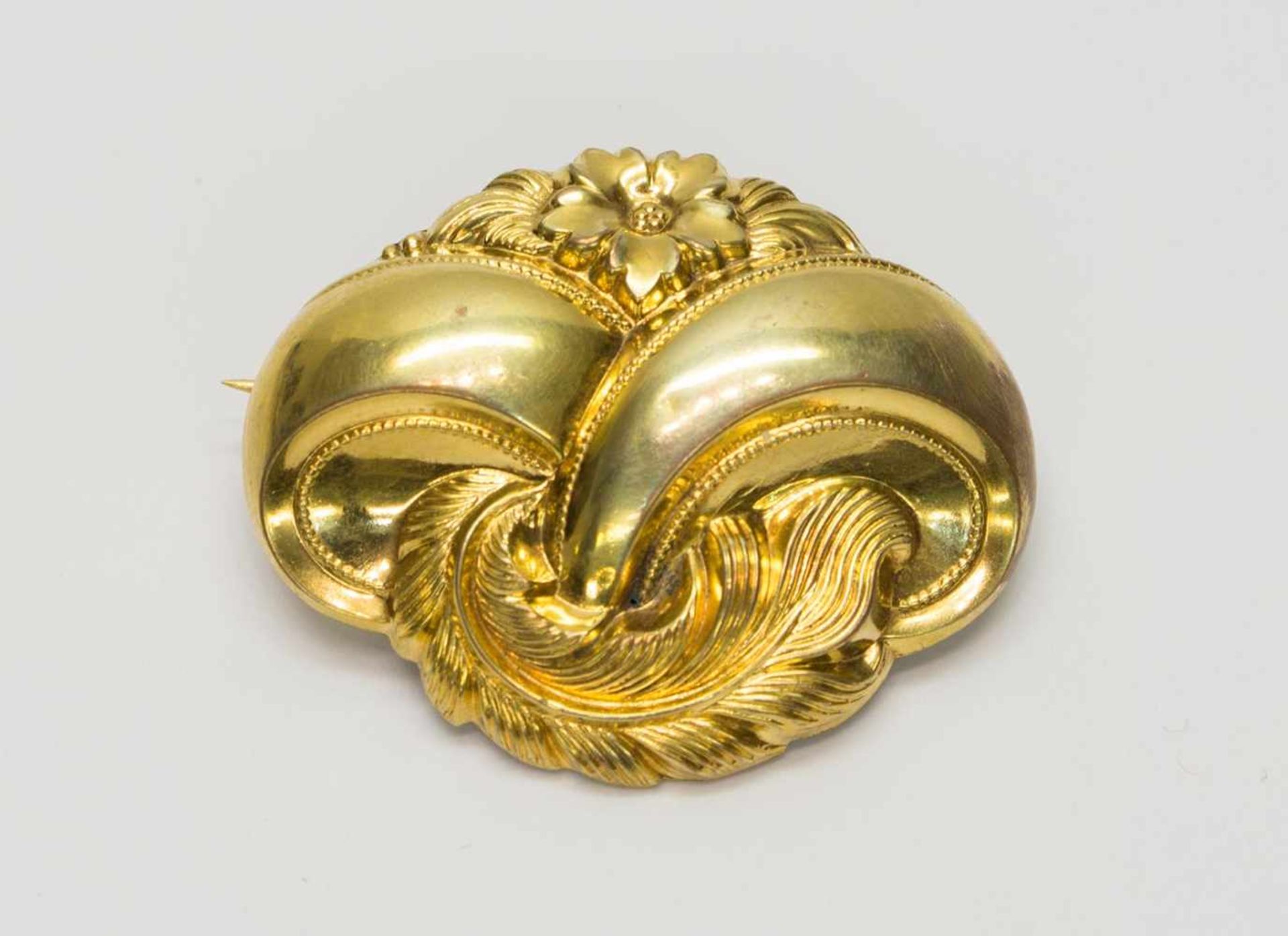 Brosche um 1860, Schaumgold, ovale Form, mit floralem Dekor, 3,7 x 3 cm