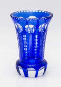 Fußbecher Böhmen um 1920er Jahre, Kristallglas, blau überfangen mit handgeschliffenem Linsendekor,