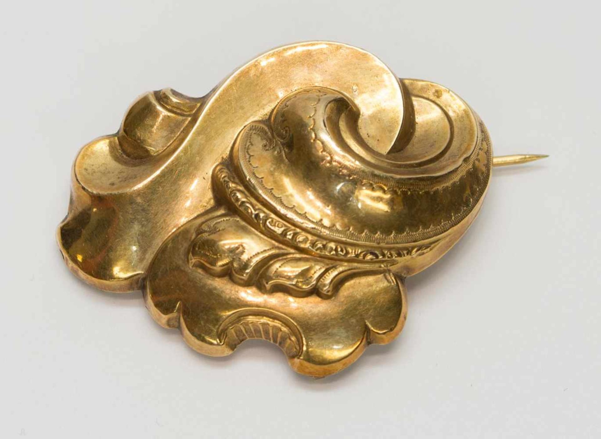 Biedermeier Brosche/ Kettenanhänger Schaumgold, geschwungene Form im Stil der Zeit, mit feiner