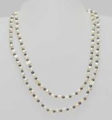 Perlenkette flache weiße Zuchtperlen mit kleinen blauen Zwischenperlen, ohne Schließe, L. 88 cm