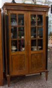 Biedermeier Bücherschrank um 1830, Nussbaumfurnier, 2 verglaste Türen, 3 Einlegeböden, 2 ebonisierte