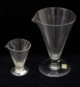 2 antike Meßbecher um 1800, mundgeblasenes Klarglas mit Bodenabriß, ohne Graduierung, mit