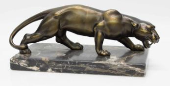 Schleichender Panther Weißbronze brüniert auf Serpentinsockel, L. 26 cm