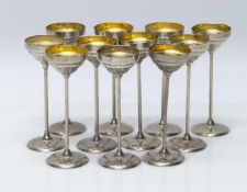 11 Wodkabecher um 1920, hochstielige Trinkkelche, Metall, H. 12,5 cm