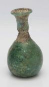 Flasche römisch 1./2. Jh. n.Chr., grün irisierendes Klarglas, birnenförmiger Korpus mit eingezogenem
