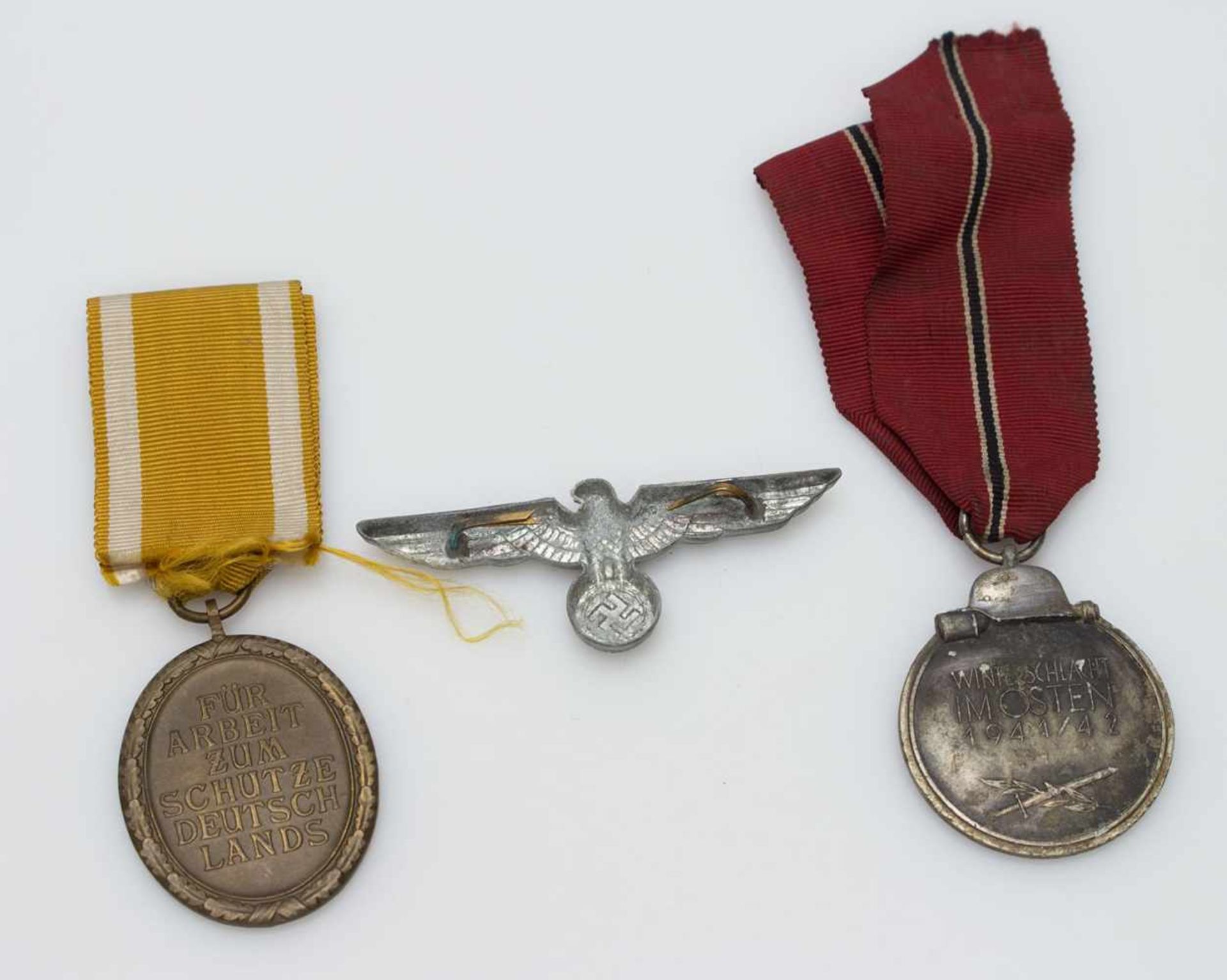 Lot III. Reich, Mützenadler, Ostmedaille u. Deutsches Schutzwall-Ehrenzeichen, beide am Band - Bild 2 aus 2