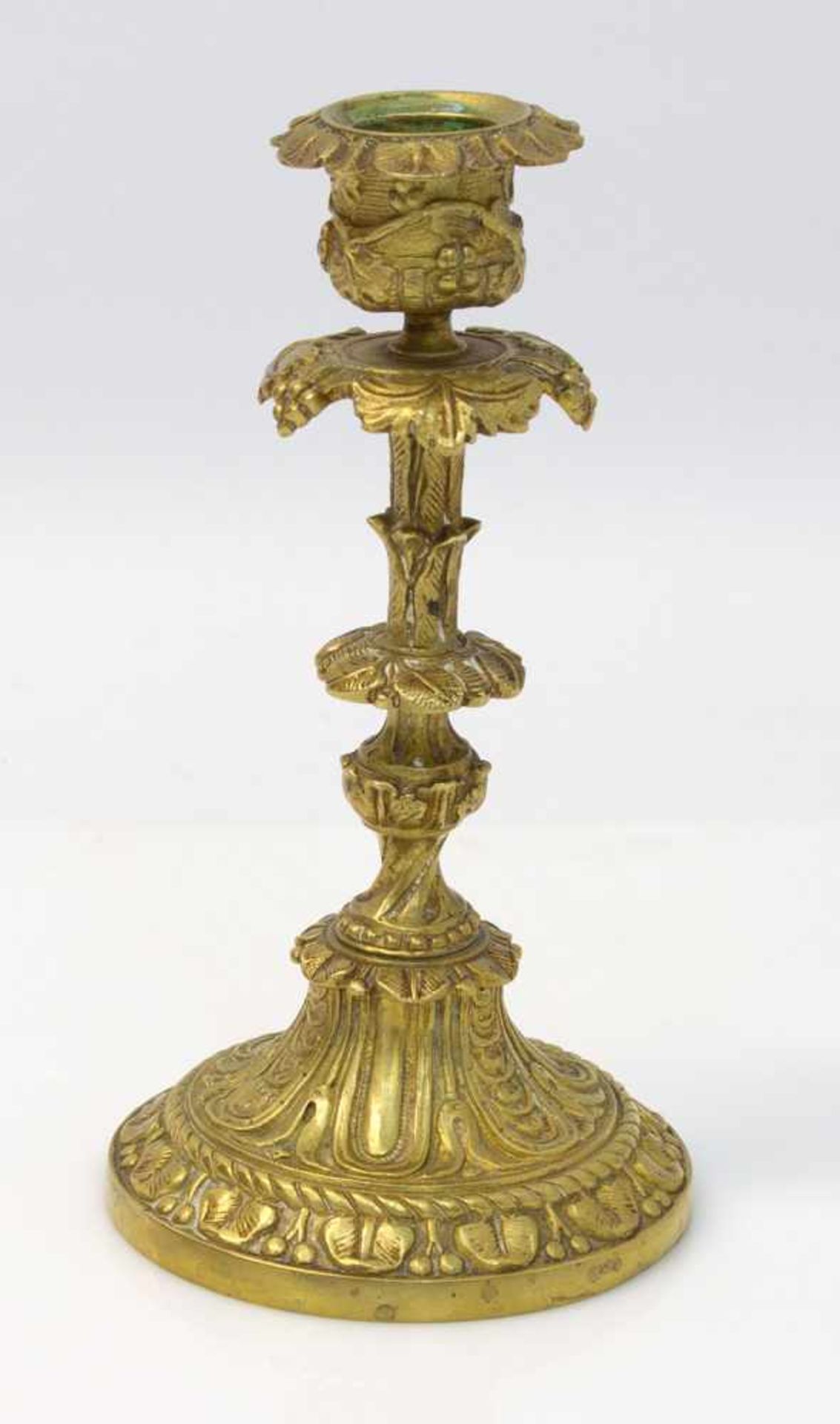 Tischleuchter 19. Jh., Bronze mit halbplastischem Rebendekor, H. 18 cm