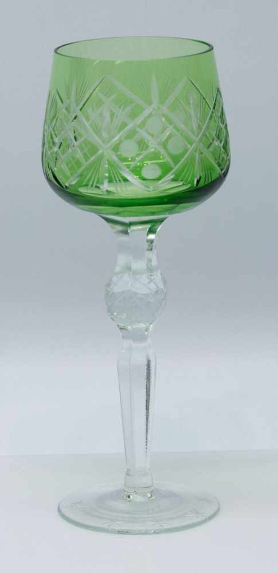 Römer Kristallglasrömer, grün überfangen mit handgeschliffenem Dekor, H. 21 cm