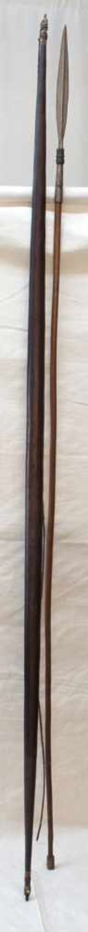 Jagdbogen Zentralafrika 1. Hälfte 20. Jh., Langbogen mit Original Sehne, 187 cm