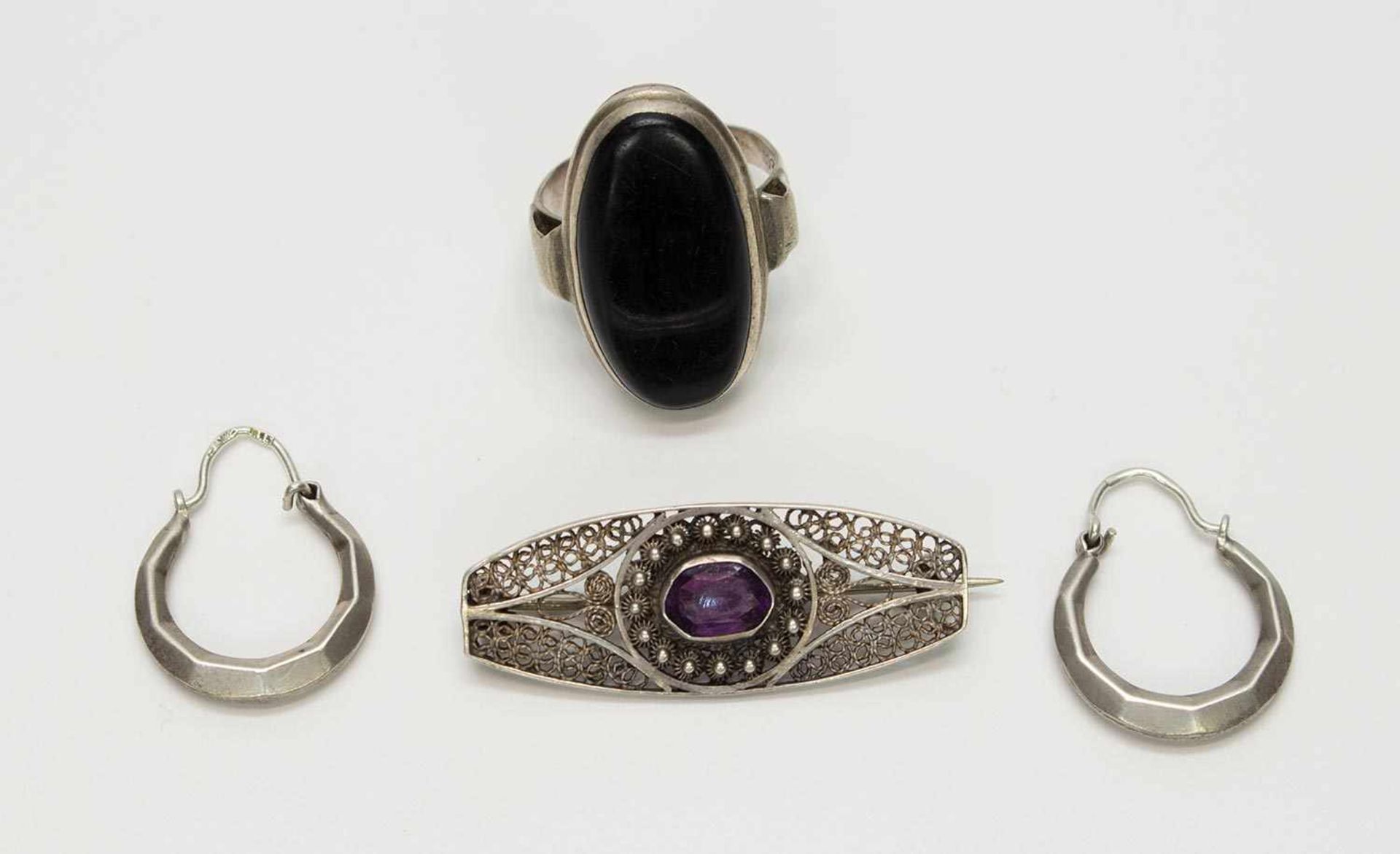 Konvolut Schmuck Silber, Damenring mit Onyx, Creolen und Brosche mit lila Stein