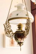 Decken-Petroleumlampe um 1900, Keramik in Metallgehänge, bemalter Milchglasschirm, H. 95 cm