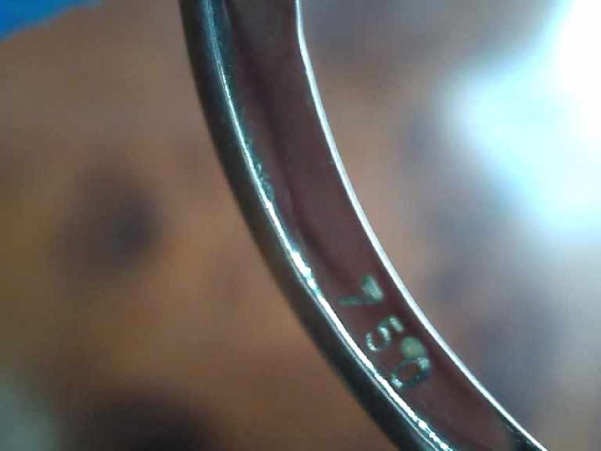 Damenring 750er WG, 2,7 g, kronenförmiger Ringkopf mit einem ovalen Saphir, umgeben von 14 kleinen - Bild 2 aus 2