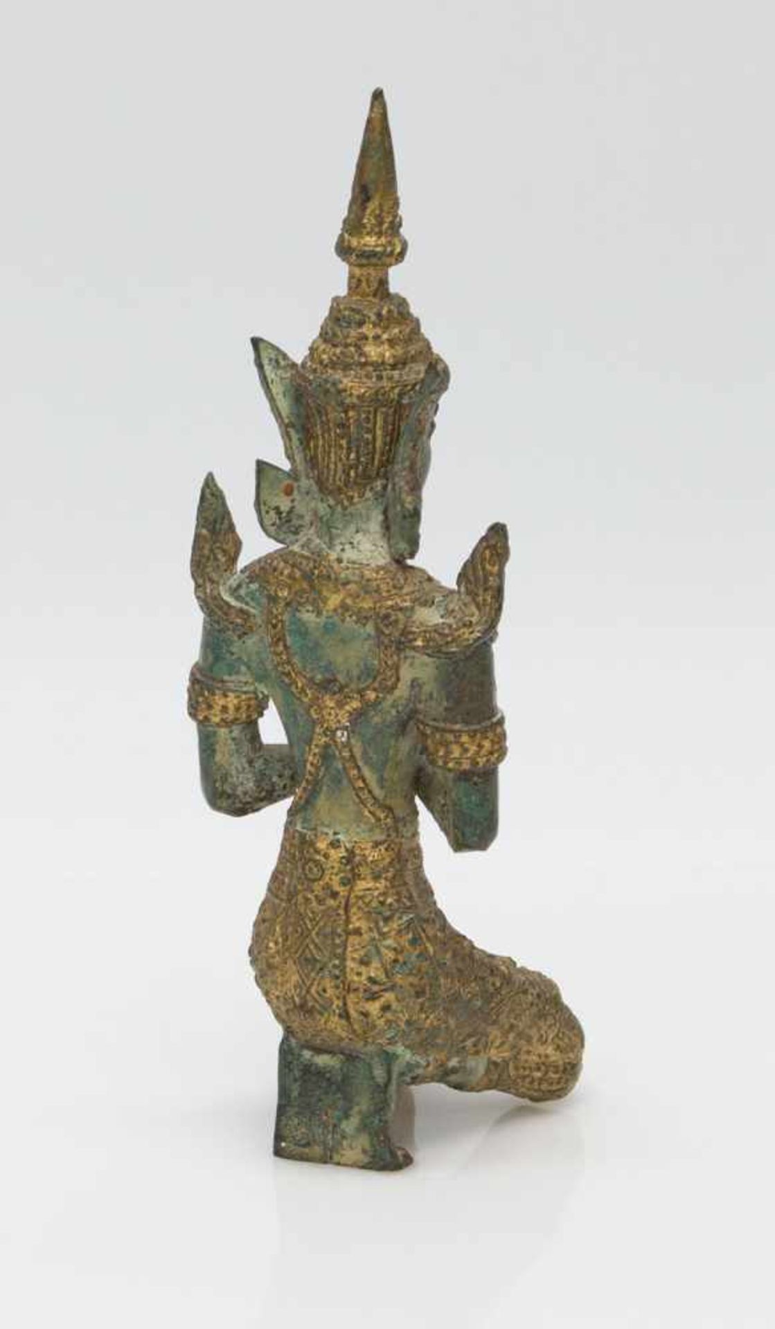 Betender BuddhaIndien 19./ 20. Jh., Bronze mit Goldfassung u. alter Patina, H. 17 cm - Bild 2 aus 2