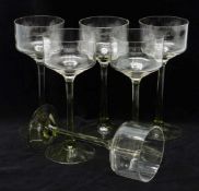 6 Weinkelcheum 1920er Jahre, Grünglasschaft mit gerader Klarglaskuppa, H. 18,5 cm