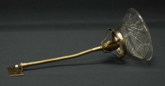 WandlampeFrankreich um 1930, Bronzewandhalterung mit beweglichem Arm und Messingfassung,