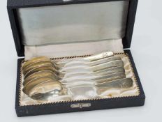 6 Kaffeelöffeldeutsch um 1900, 800er Silber, 120 g, mit Monogramm, im Kasten