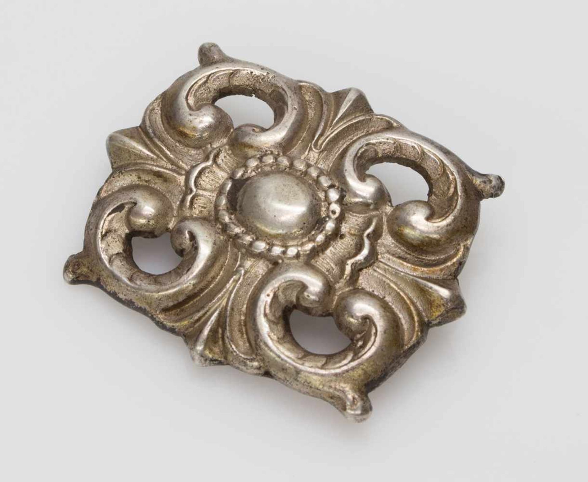 Silberbroschedeutsch, 800er Silber, rechteckige Form mit nordischem Dekor, Nadel mit