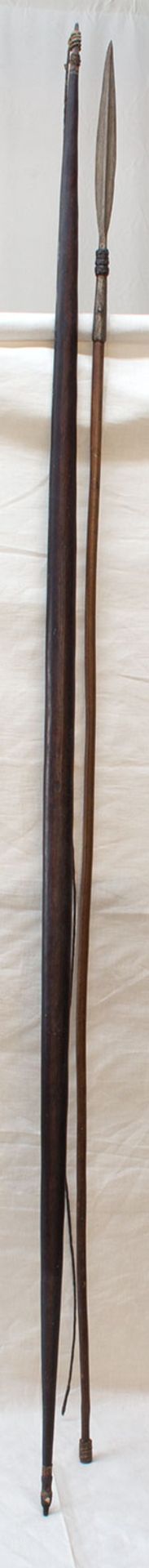 JagdbogenZentralafrika 1. Hälfte 20. Jh., Langbogen mit Original Sehne, 187 cm