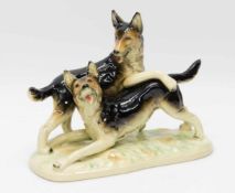 2 Schäferhunde2 spielende Schäferhundwelpen, Keramik, polychrom glasiert, ungemarkt, Mod. Nr.