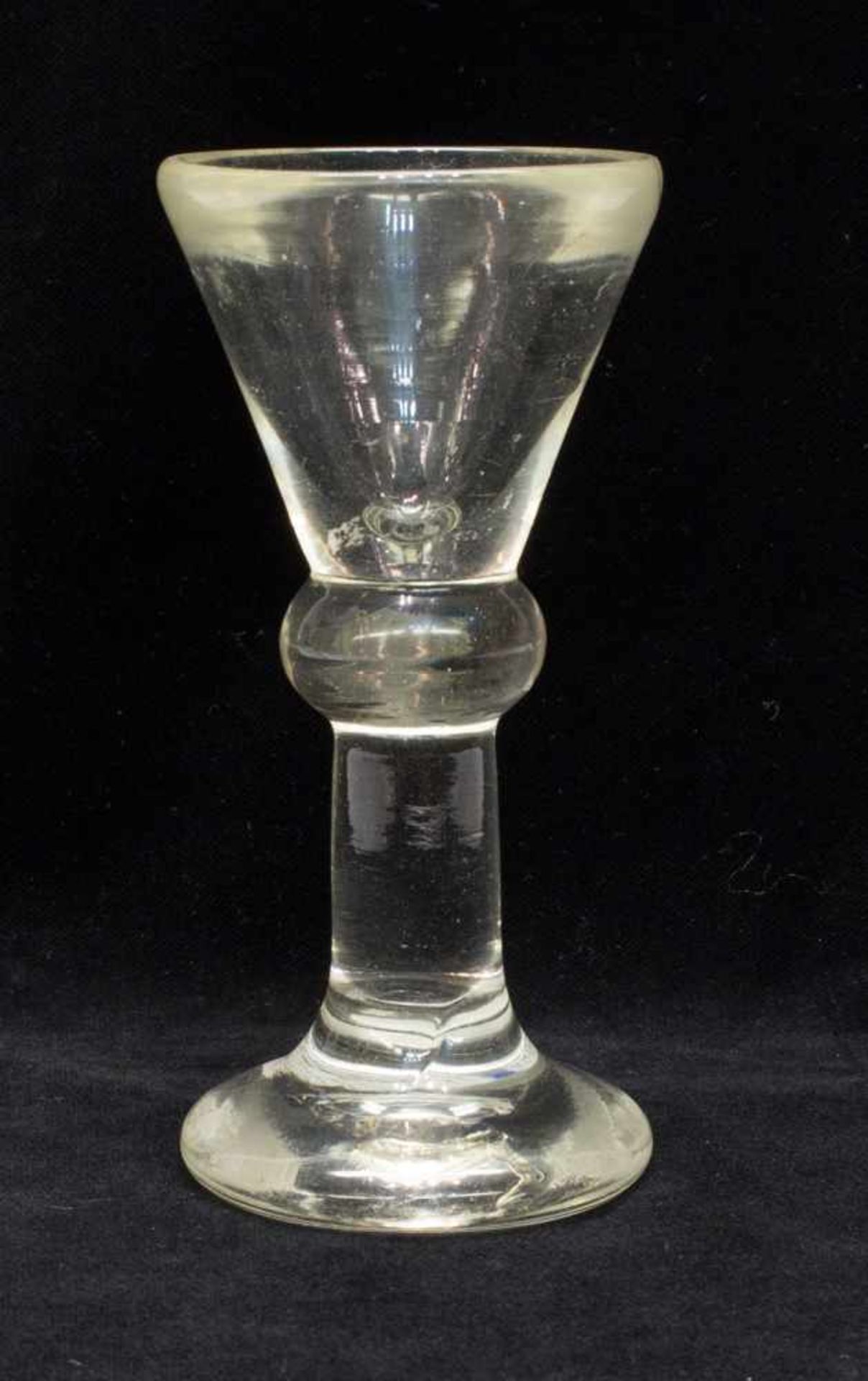 Biedermeiermer SchnapsglasMecklenburg um 1810, dickwandiges mundgeblasenes Glas mit kräftigem