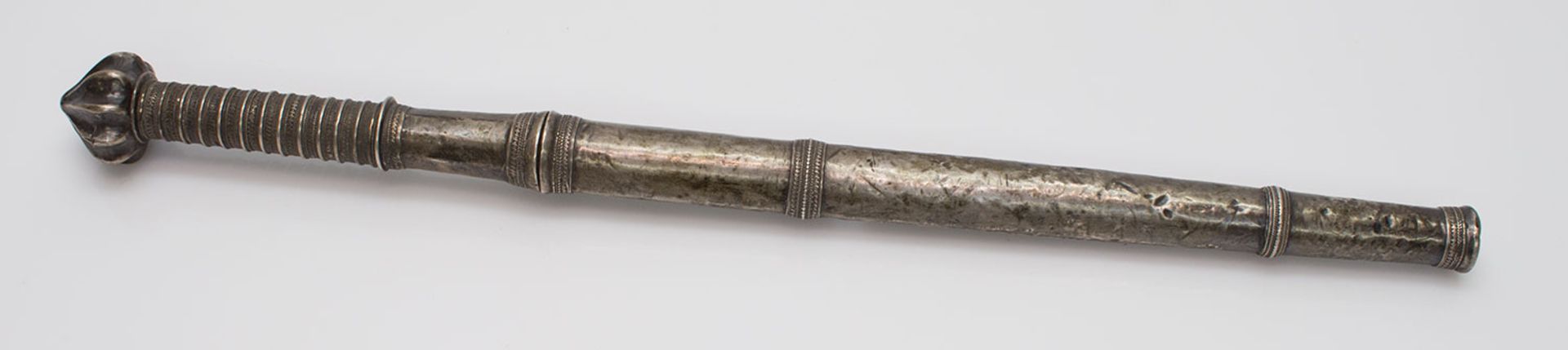 Dha DolchBurma 19. Jh., silbermontierte handgeschmiedete Rückenklinge, in Silberscheide, L. 38,5 cm - Bild 2 aus 2