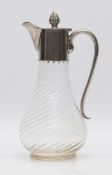 Ölkännchenum 1900, in Form geblasenes gedrehtes Klarglas, Metallmontierung mit Handhabe u.
