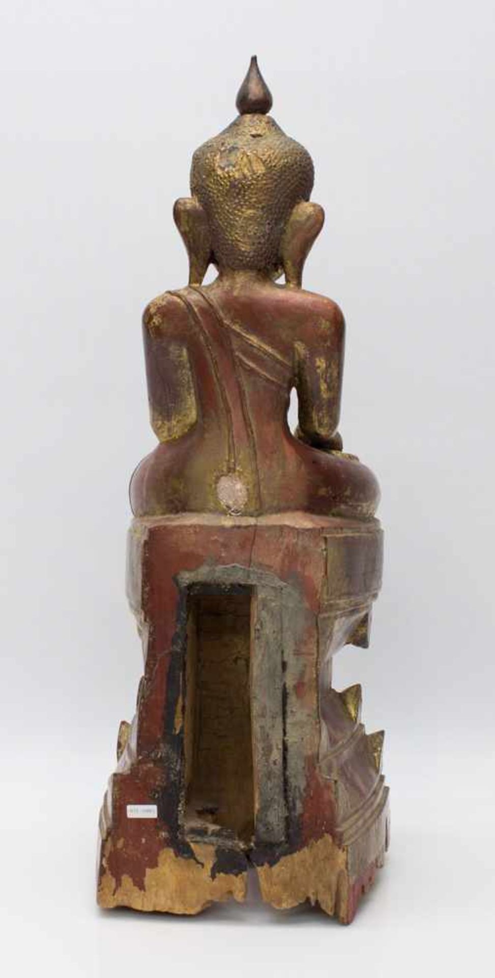 BuddhaBurma um 1900, Holz geschnitzt mit offenem Reliquienfach, Reste von Vergoldung, H. 54 cm - Bild 2 aus 2