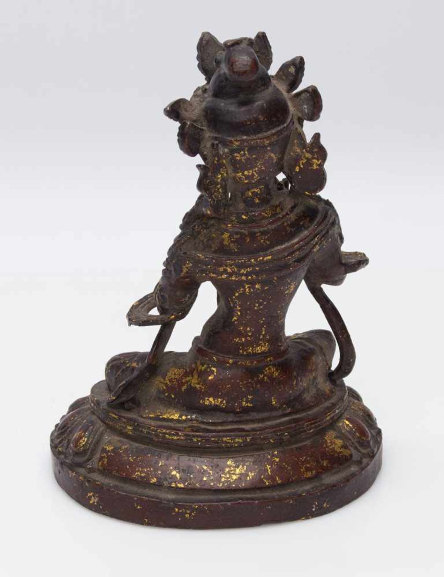 Antiker GuanyinTibet 18./ 19. Jh., Bronzeguß mit Resten von Kaltvergoldung, H. 20 cm, Fehlstelle a. - Image 2 of 2