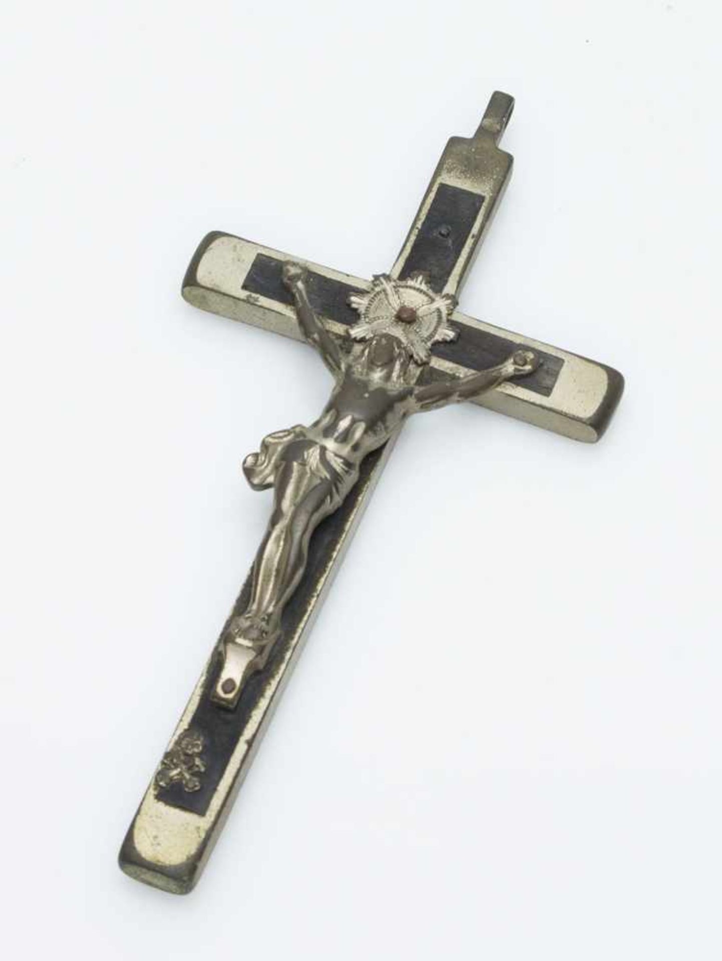 Kreuzkatholischer Feldgeistlicher d. I. oder II. WK, Holz/ Metall, H. 14 cm