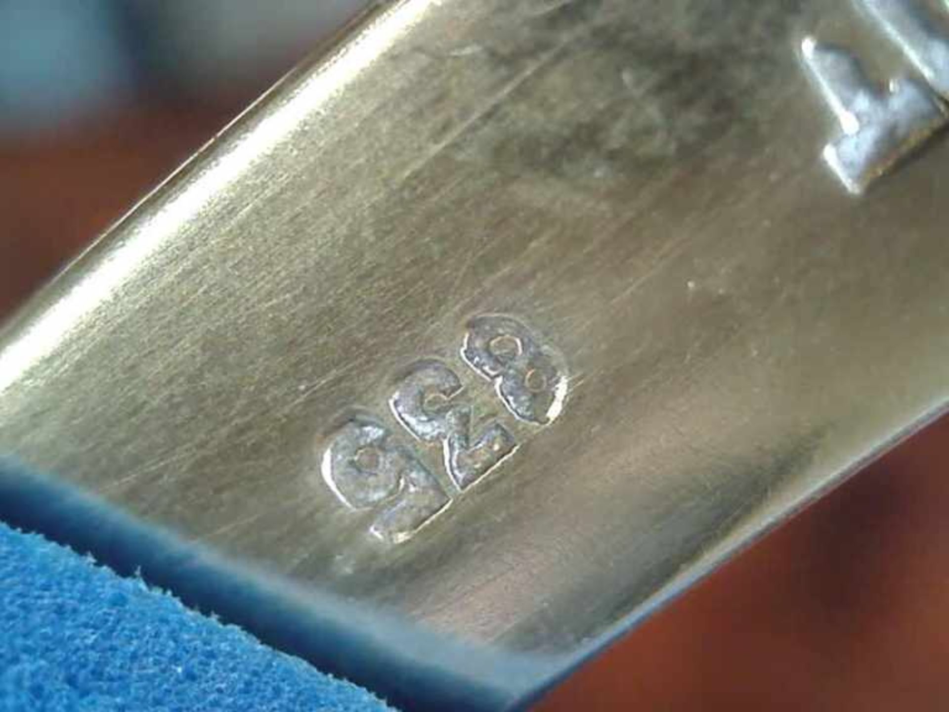 Halsreif835er Silber vergoldet, 90,9 g, scharnierter dreiteiliger Reif im Verlauf, mit einem - Image 2 of 2