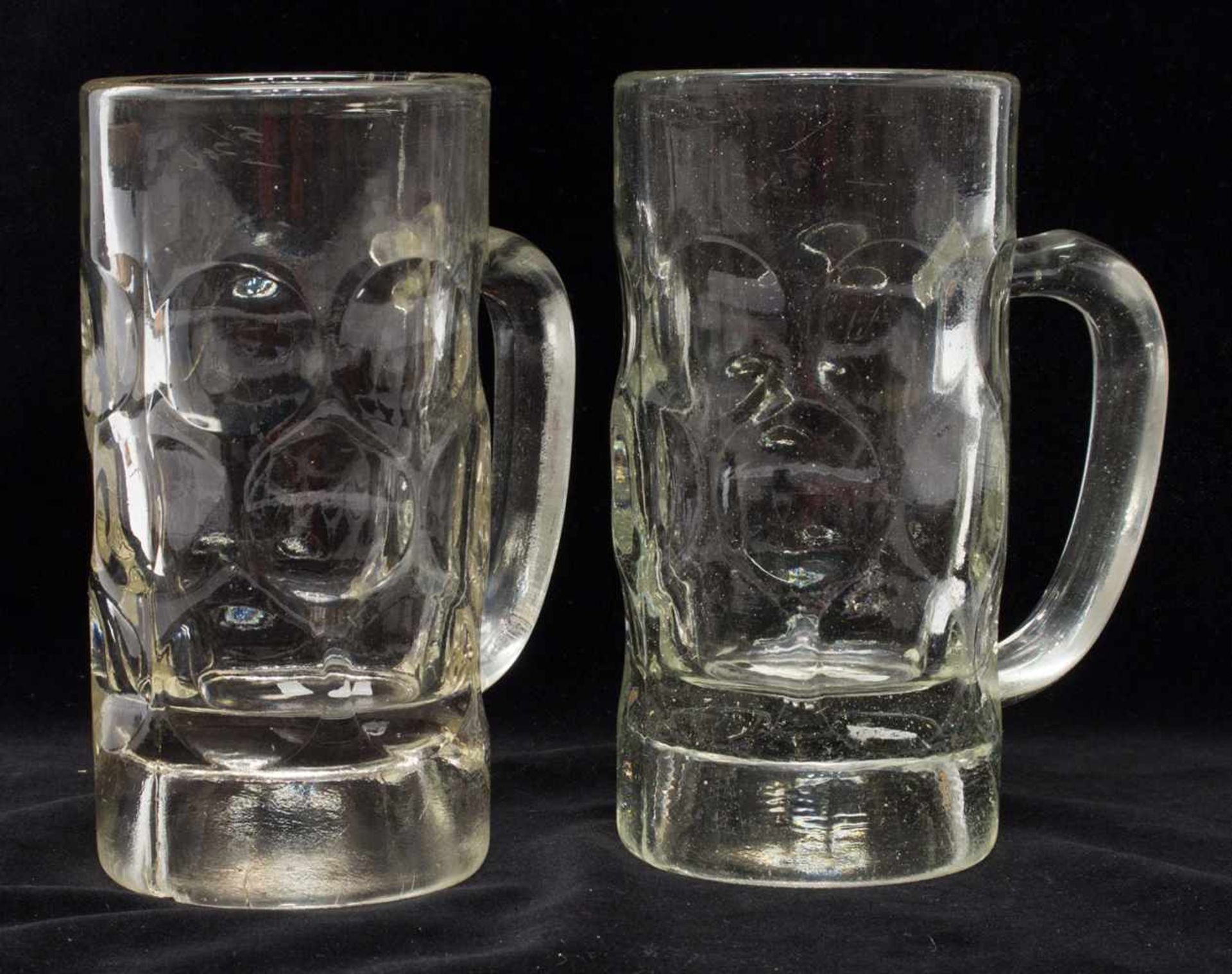 Paar Kneipengläserum 1920er Jahre aus Schweriner Traditionsgaststätte "Bünger Loch", Preßglas mit