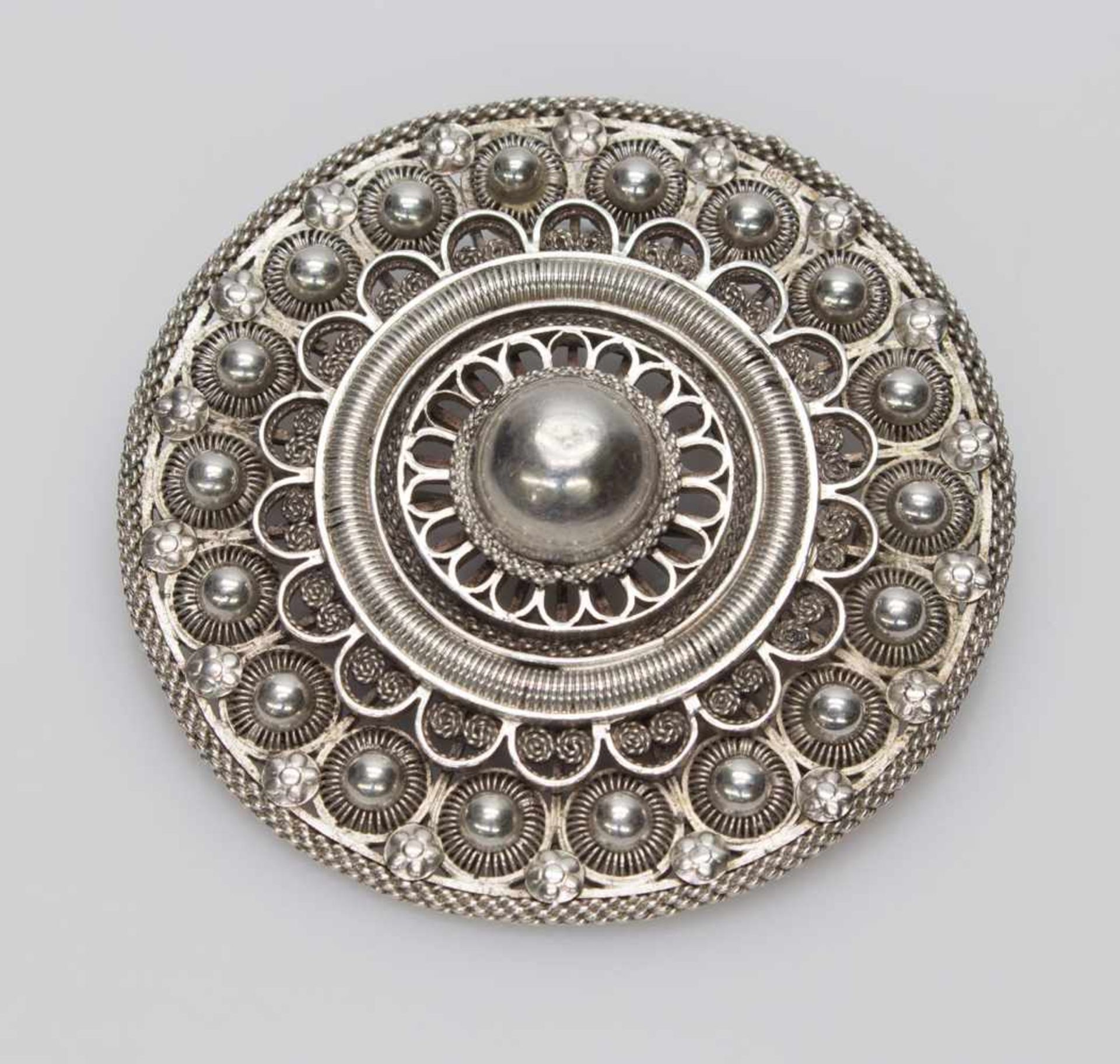 Broscheum 1930er Jahre, Silber (ungest./gepr.), 29,2 g, runde Form, aufwändig gearbeitet, D. 6 cm