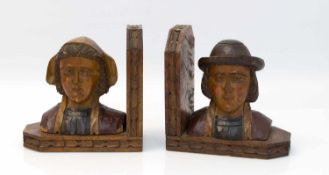 Paar BuchstützenMecklenburg um 1920er Jahre, Eiche geschnitzt mit Trachtenfiguren Mann u. Frau, 15 x