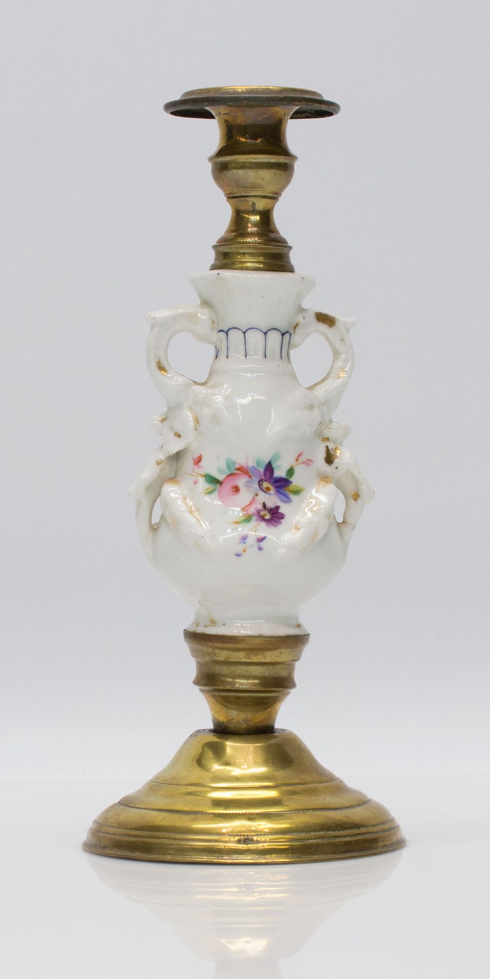 Biedermeier Tischleuchterum 1860, Porzellanschaft, handbemalt, mit Messingmontierung, H. 24 vm