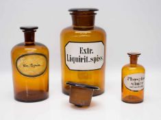 Lot Apothekergefäßeab ca. 1900, Abfüllflasche mit Glashahn u. Stopfen u. Bodenabriß, 3 Braune Gefäße