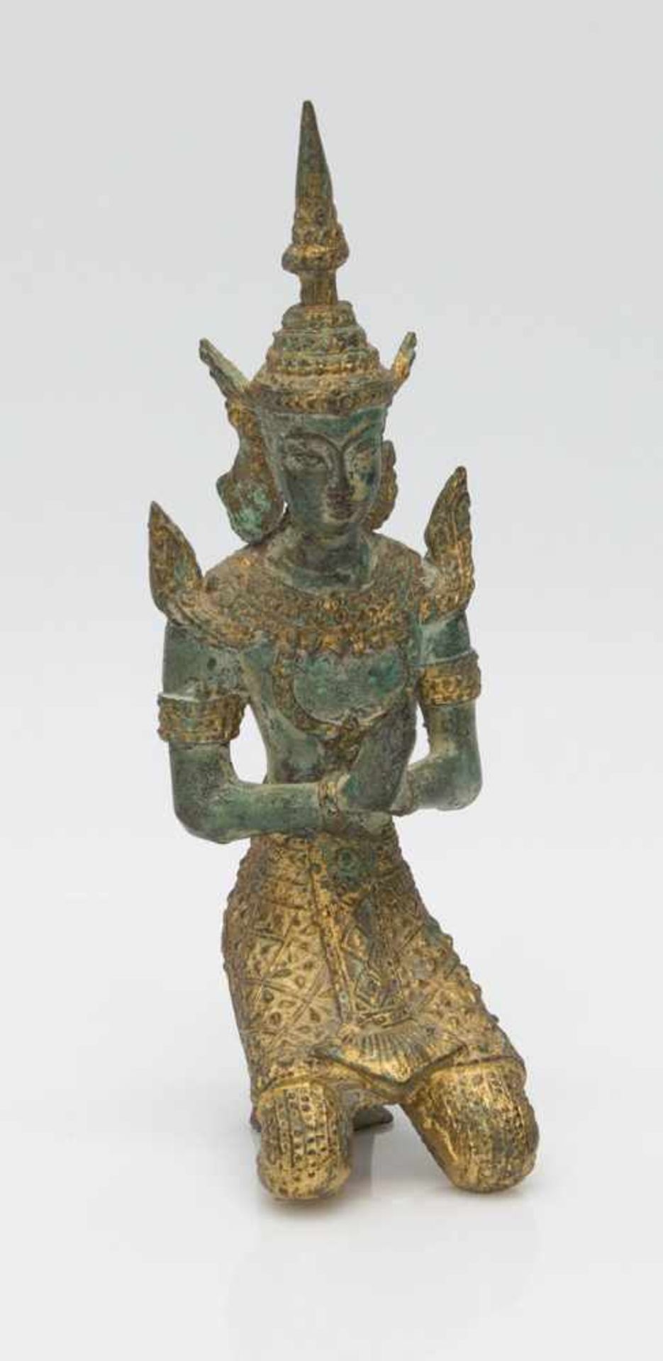 Betender BuddhaIndien 19./ 20. Jh., Bronze mit Goldfassung u. alter Patina, H. 17 cm