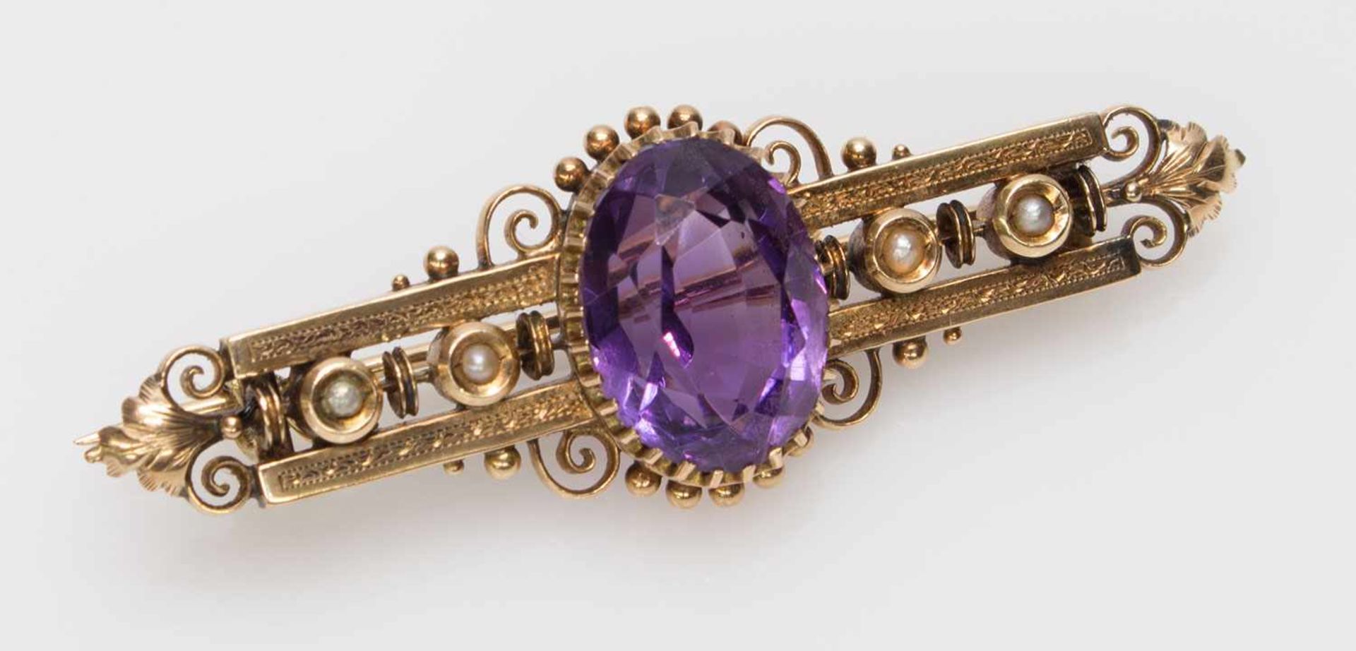 Broscheum 1920, 585er RG, 4,9 g, längliche Form mit einem zentralen ovalen Amethyst besetzt und 4