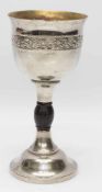 Jugendstil Pokalum 1910, Metall vernickelt mit umlaufendem Weinlaubdekor, Schaft mit ebonisiertem