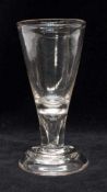 Schnaps-GlasMitte 19. Jh., mundgeblasenes Klarglas, hochgezogener Glockenfuß, kelchförmige Kuppa,
