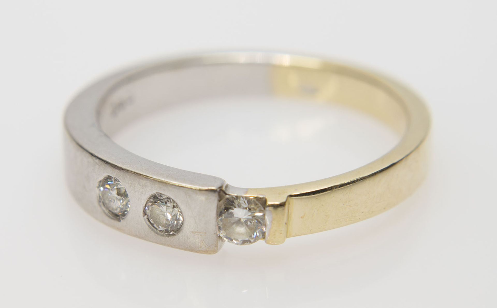 Damenring585er GG/WG, 3,9 g, zweifarbig gearbeiteter Ring mit 3 gefassten Brillanten (zus. ca. 0,
