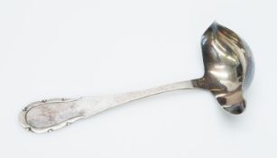 ErinnerungsgeschenkSilberne Soßenkelle, Dänemark 825er Silber 1939, gravierte Widmung "Gewidmet