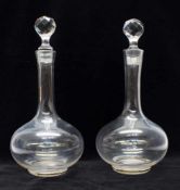 2 WeinkaraffenKlarglas mit geschliffenen Stopfen, H. 29 cm