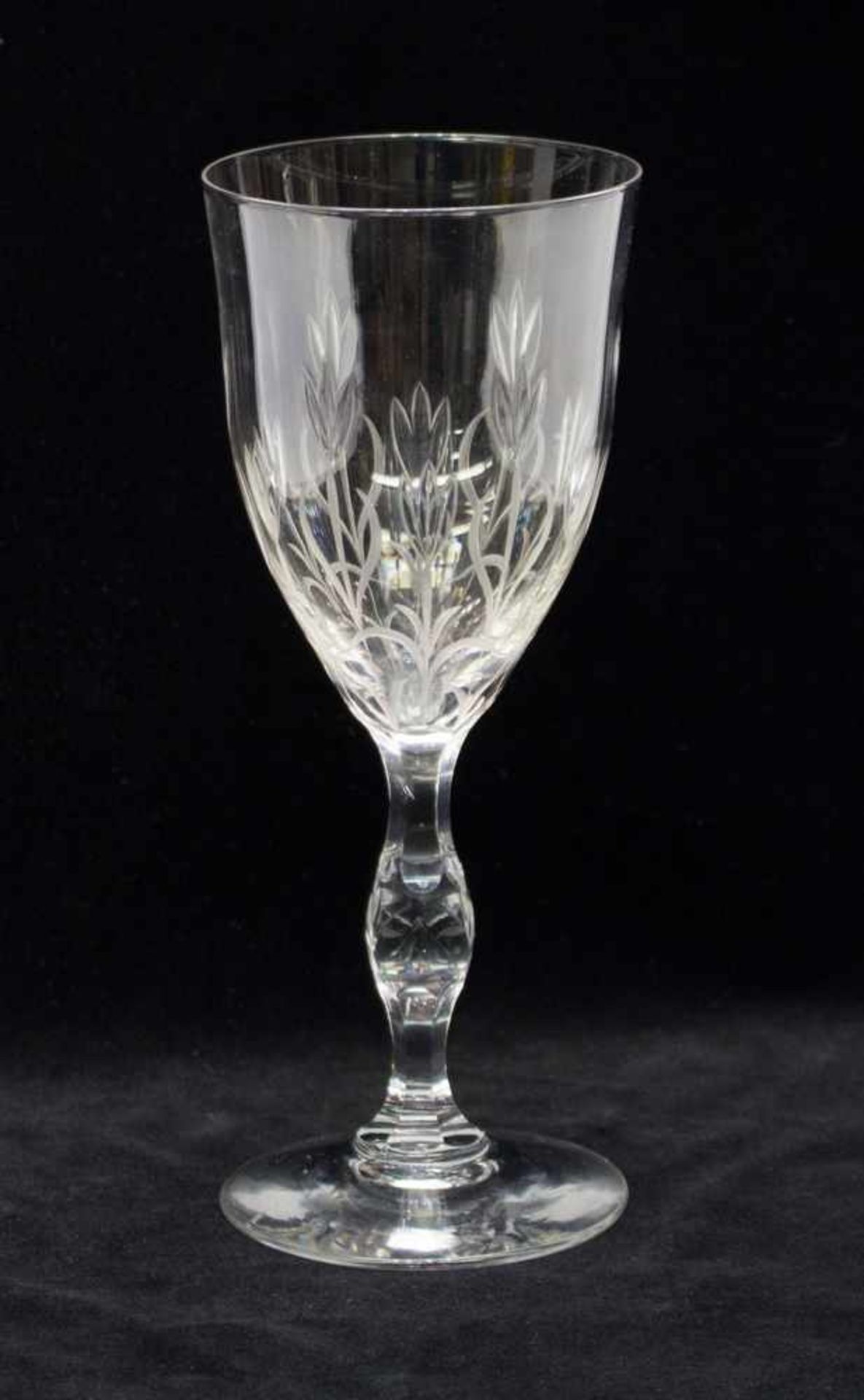 Jugendstil WeinkelchKlarglas mit Balusterschaft u. handgeschliffenem Blumendekor, H. 18,5 cm