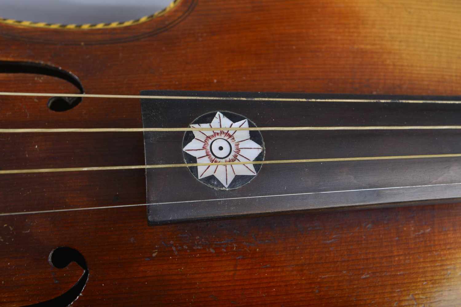 Violine 1920er Jahre, "Stradivari-Modell", Fichte und Ahorn, reich mit Perlmutteinlagen und - Image 2 of 3