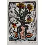 Fredo Bley, Sommerblumen Arrangement aus Vase mit Sonnenblumen und zwei Schalen auf einem Tisch, vor