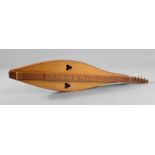 Dulcimer oder auch Scheitholt, Nachbau, Mitte 20. Jh., viersaitiges Instrument in hellem Nussbaum