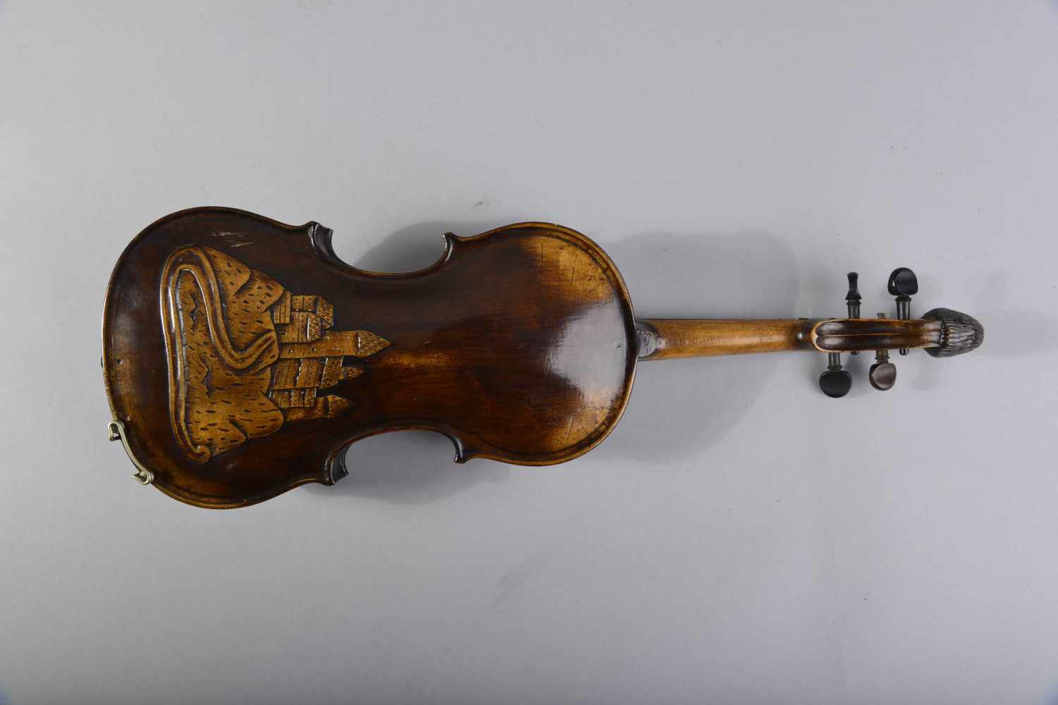Violine Anfang 20. Jh., dunkelbraun gebeizt, Boden mit geschnitztem Burgmotiv, geschnitzter Kopf - Image 4 of 4